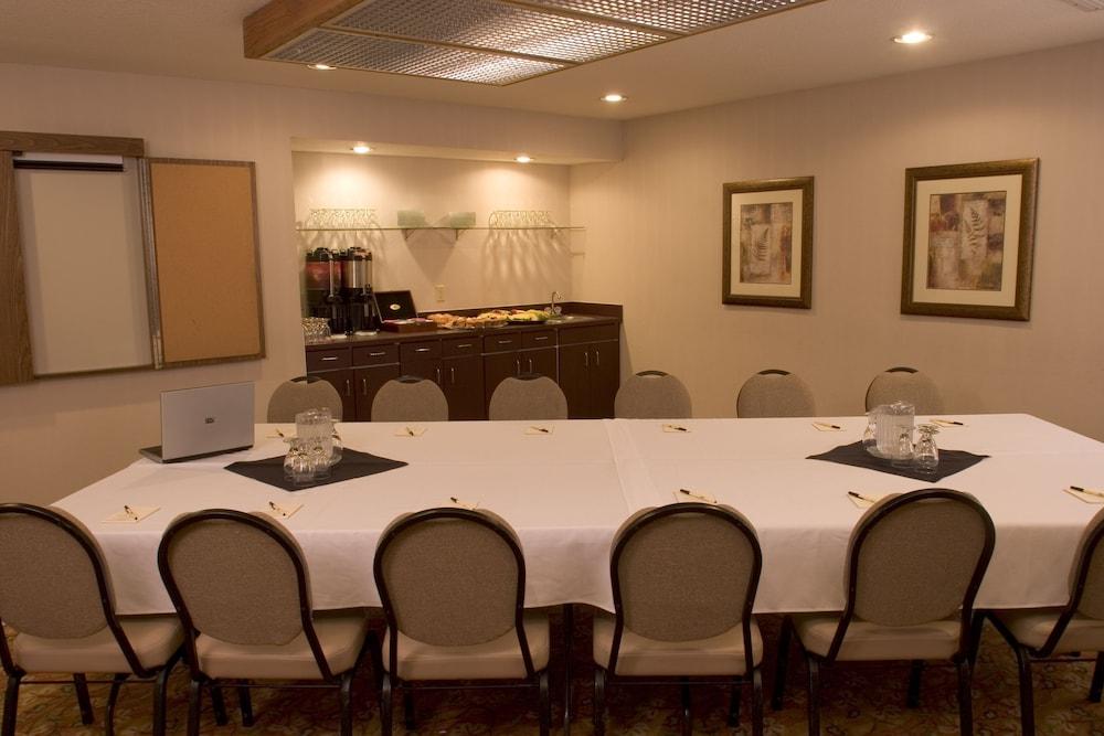 Monarch & Conference Center Hotel 3*